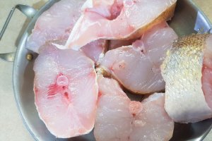 Salau in sos de rosii cu masline, praz si capere la slow cooker Crock Pot