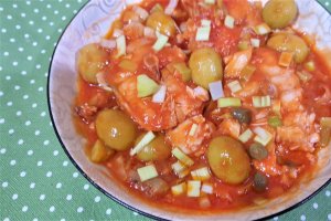 Salau in sos de rosii cu masline, praz si capere la slow cooker Crock Pot