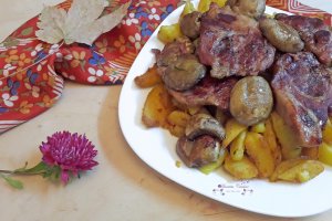 Ceafa de porc cu ciuperci si cartofi, cu mirodenii