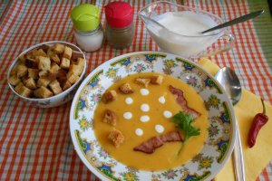 Supa crema de morcovi si telina, cu crutoane si afumatura