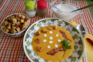 Supa crema de morcovi si telina, cu crutoane si afumatura