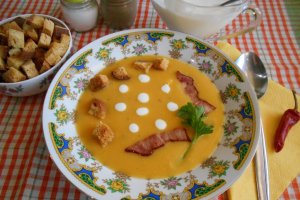Supa crema de morcovi si telina, cu crutoane si afumatura