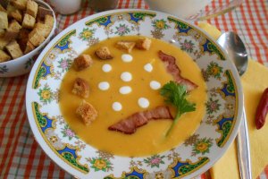 Supa crema de morcovi si telina, cu crutoane si afumatura