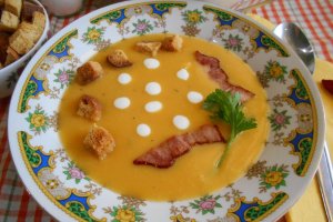 Supa crema de morcovi si telina, cu crutoane si afumatura