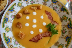 Supa crema de morcovi si telina, cu crutoane si afumatura