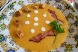 Supa crema de morcovi si telina, cu crutoane si afumatura