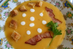 Supa crema de morcovi si telina, cu crutoane si afumatura