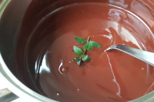 Desert tort cu crema de ciocolata, crema cu mascarpone si fructe