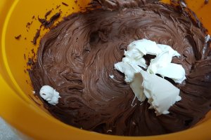 Desert tort cu crema de ciocolata, crema cu mascarpone si fructe