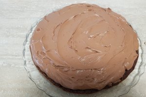 Desert tort cu crema de ciocolata, crema cu mascarpone si fructe