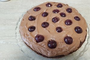 Desert tort cu crema de ciocolata, crema cu mascarpone si fructe