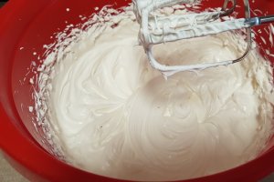 Desert tort cu crema de ciocolata, crema cu mascarpone si fructe