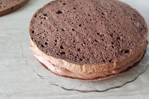 Desert tort cu crema de ciocolata, crema cu mascarpone si fructe