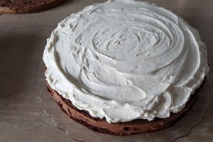 Desert tort cu crema de ciocolata, crema cu mascarpone si fructe