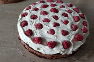 Desert tort cu crema de ciocolata, crema cu mascarpone si fructe