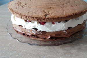 Desert tort cu crema de ciocolata, crema cu mascarpone si fructe