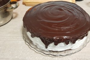 Desert tort cu crema de ciocolata, crema cu mascarpone si fructe