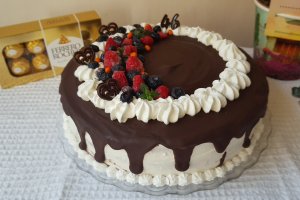 Desert tort cu crema de ciocolata, crema cu mascarpone si fructe