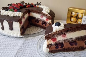 Desert tort cu crema de ciocolata, crema cu mascarpone si fructe