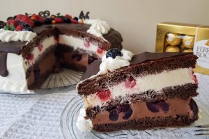 Desert tort cu crema de ciocolata, crema cu mascarpone si fructe