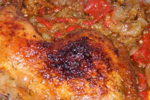 Mancare de pulpe de pui cu ardei copt