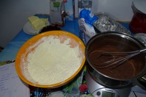 Desert ciocolata de casa cu cirese amare alcoolice si nuci pecan