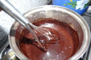 Desert ciocolata de casa cu cirese amare alcoolice si nuci pecan