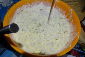 Desert ciocolata de casa cu cirese amare alcoolice si nuci pecan