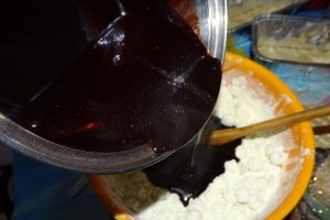 Desert ciocolata de casa cu cirese amare alcoolice si nuci pecan