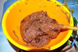 Desert ciocolata de casa cu cirese amare alcoolice si nuci pecan