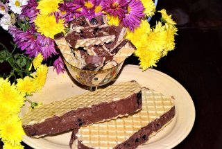 Desert ciocolata de casa cu cirese amare alcoolice si nuci pecan