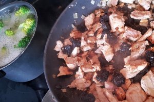 Carne de porc cu broccoli, crema de cocos si prune uscate