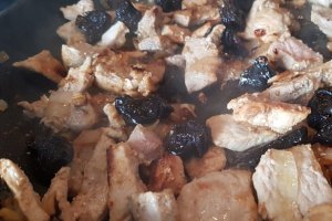 Carne de porc cu broccoli, crema de cocos si prune uscate