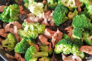 Carne de porc cu broccoli, crema de cocos si prune uscate