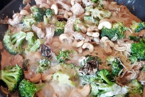 Carne de porc cu broccoli, crema de cocos si prune uscate