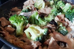 Carne de porc cu broccoli, crema de cocos si prune uscate