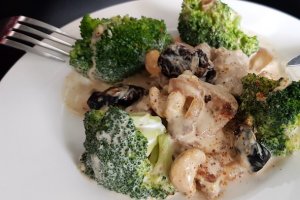Carne de porc cu broccoli, crema de cocos si prune uscate