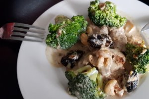 Carne de porc cu broccoli, crema de cocos si prune uscate