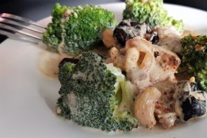 Carne de porc cu broccoli, crema de cocos si prune uscate