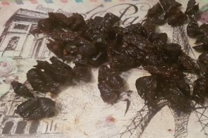 Desert fondant de ciocolata neagra cu prune uscate