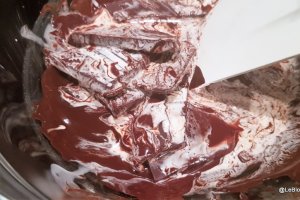Desert fondant de ciocolata neagra cu prune uscate