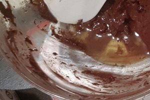 Desert fondant de ciocolata neagra cu prune uscate