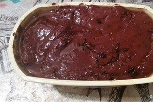 Desert fondant de ciocolata neagra cu prune uscate