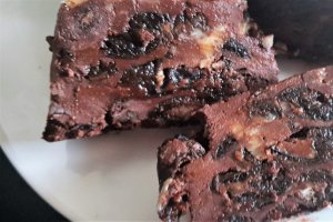 Desert fondant de ciocolata neagra cu prune uscate