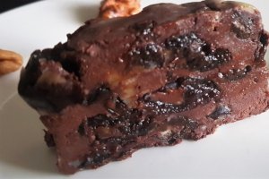 Desert fondant de ciocolata neagra cu prune uscate