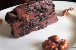 Desert fondant de ciocolata neagra cu prune uscate