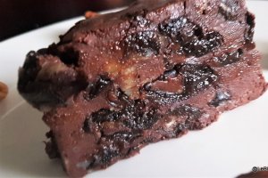 Desert fondant de ciocolata neagra cu prune uscate