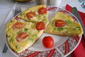 Omleta cu rosii cherry, mozzarella si ceapa verde