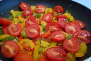 Salata calda de paste, cu legume si mozzarella