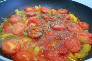 Salata calda de paste, cu legume si mozzarella